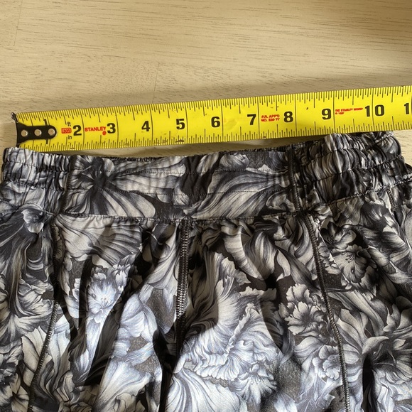 Lululemon darling black/gray floral pattern running short, with liner Size 4 - Picture 5 of 7